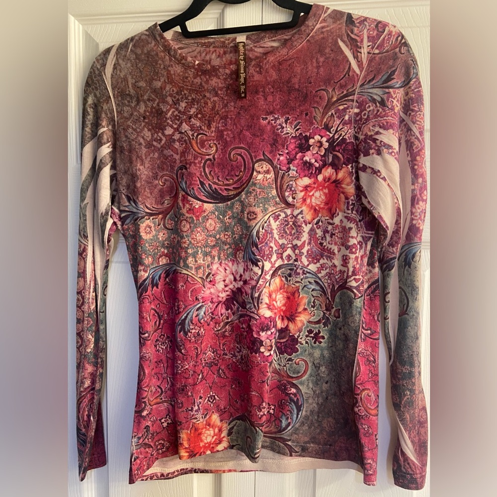 LDS SIZE MED BEAUTIFUL LONG SLEEVE ALL OVER PRINT IN EXCELLENT CONDITION!!!